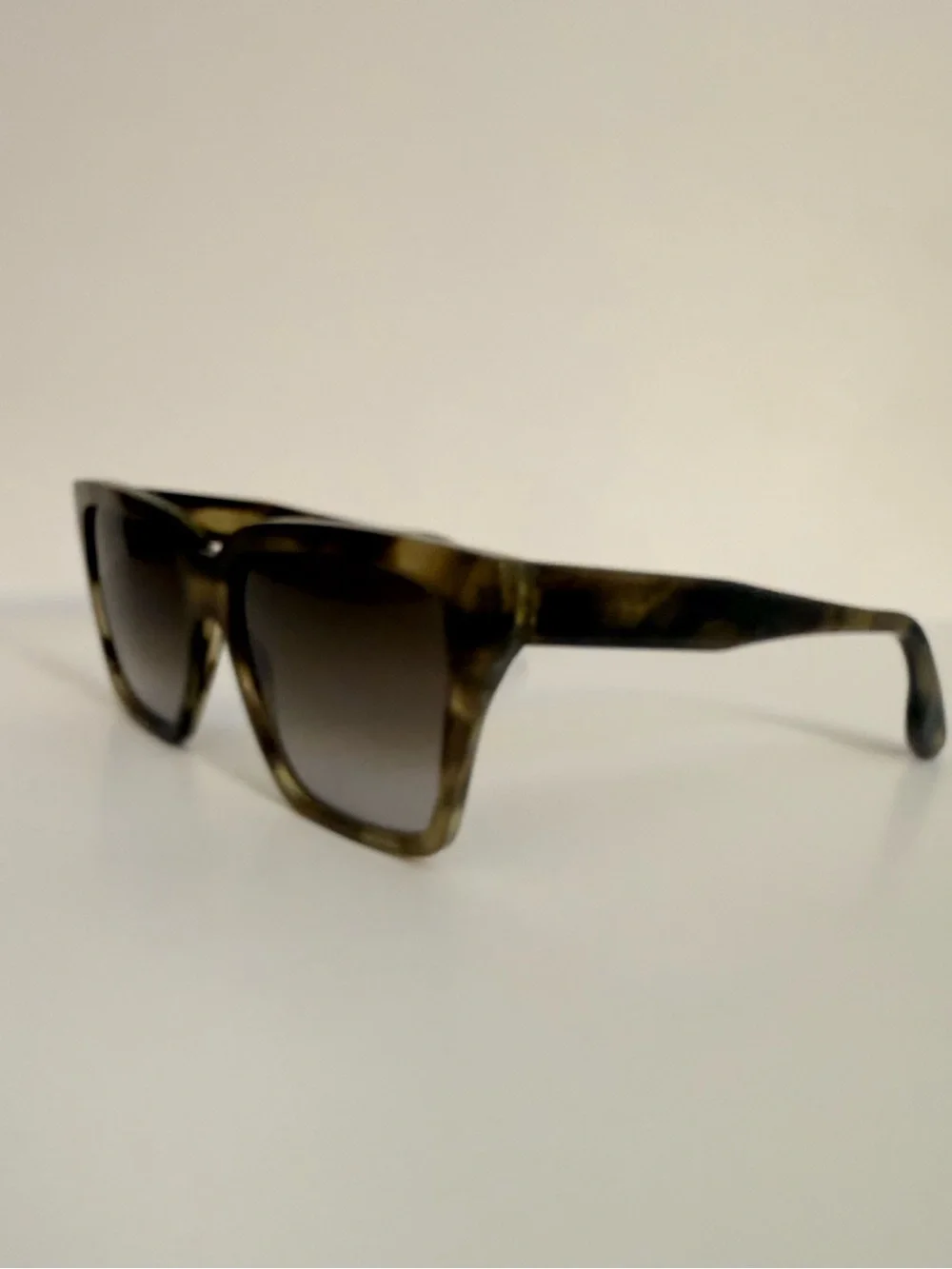 Victoria Beckham VB672S women’s  Sunglasses Square Tortoise Striped Khaki Havana